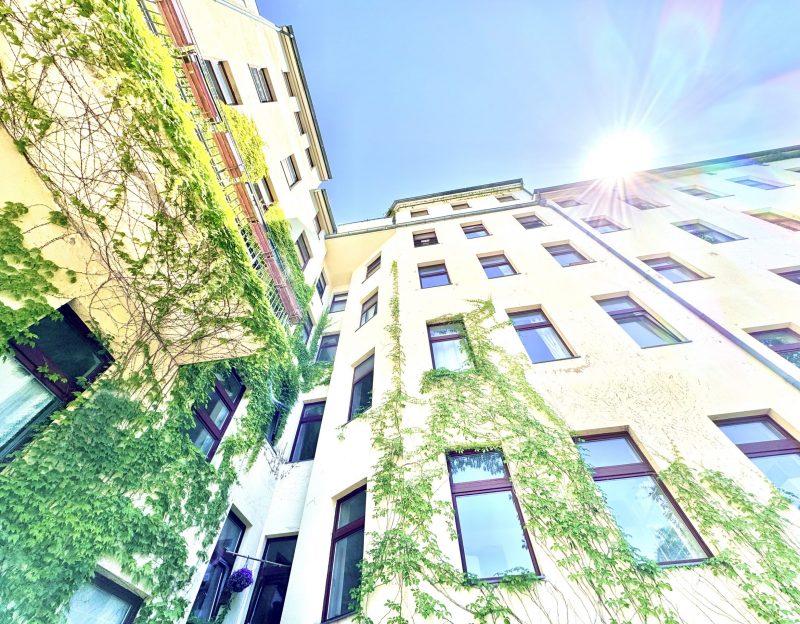 Vorderhaus und Seitenflügel